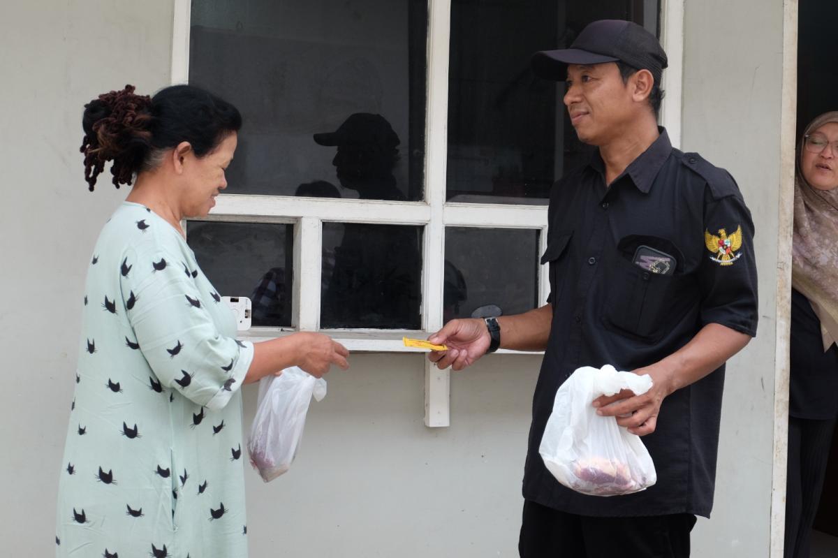 Wujud Kepedulian Sosial, Universitas Bung Karno Berbagi Daging Kurban Kepada Masyrakat